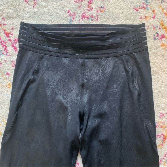 Sweaty Betty Contour 7/8 Embossed Feather Legging in Black sz M - Picture 4 of 7